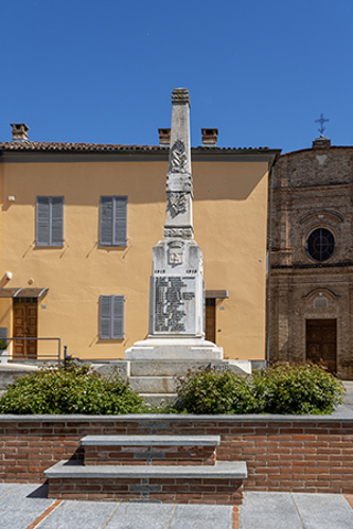 Monumento ai Caduti | Rocca d'Arazzo (piazza IV Novembre)